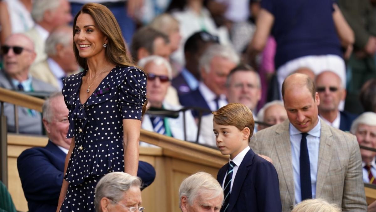 Herzogin Kate und Prinz William steckten Prinz George f&uuml;rs Wimbledon-Finale 2022 in einen Anzug. (Foto)