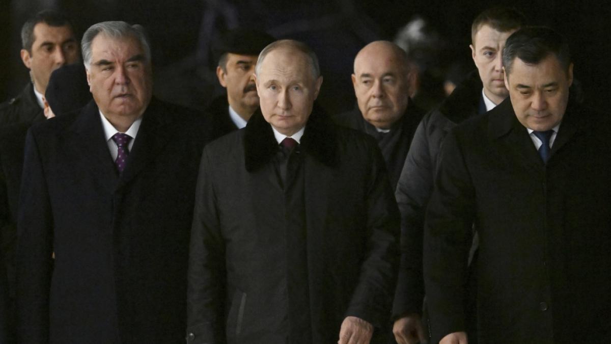 Wladimir Putin zeigte sich beim Treffen der GUS-Staatsoberh&auml;upter mit gleich ZWEI Atomkoffern. (Foto)
