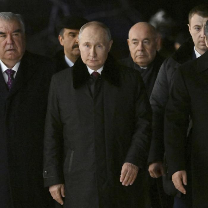 Hier zeigt sich Putin mit gleich ZWEI Atomkoffern