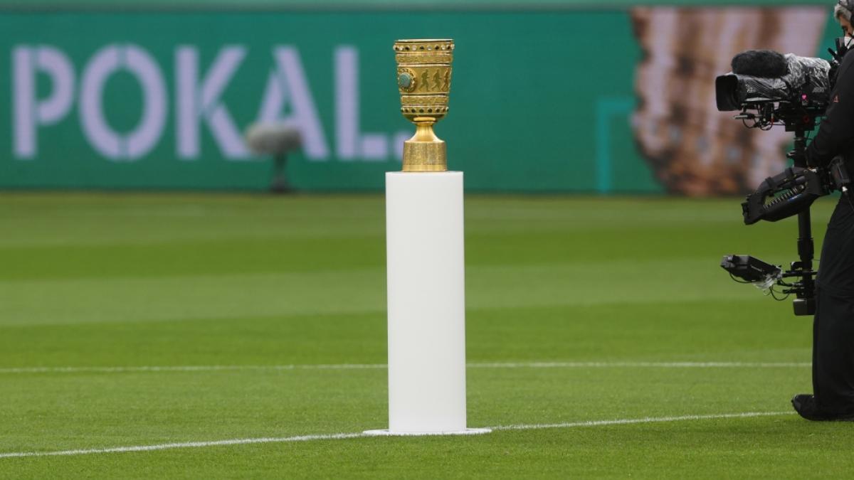 Da ist der Pott! In der Saison 2021/22 k&auml;mpfen 64 Mannschaften um den DFB-Pokal. (Foto)