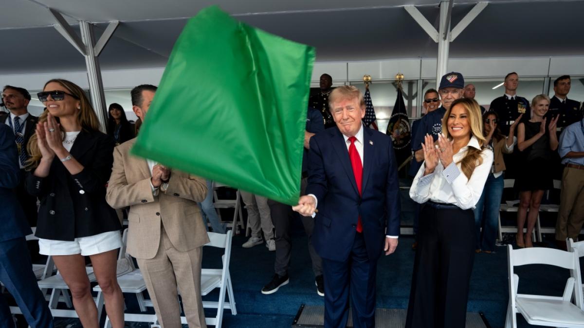 Donald Trump konnte seine Begeisterung nicht verbergen, als er die Startflagge f&uuml;r das IndyCar-Rennen in Washington schwenken durfte. (Foto)