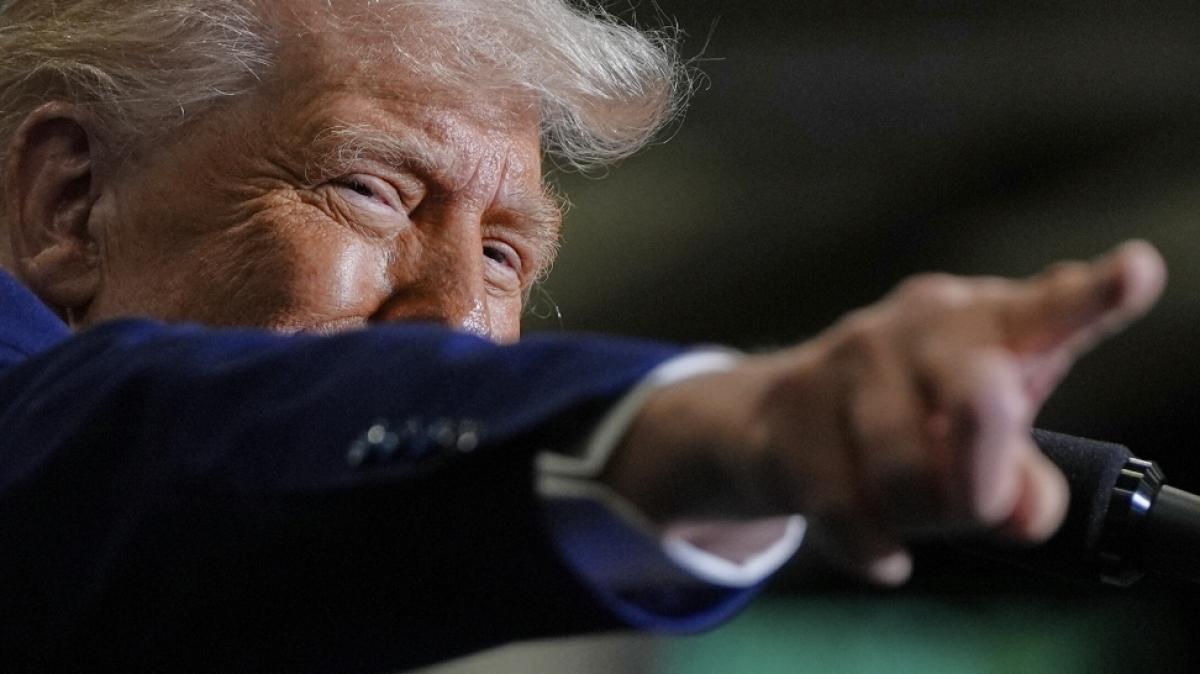 Wegen seines Handy-Hintergrunds ergeht &uuml;ber Donald Trump reichlich Spott. (Foto)