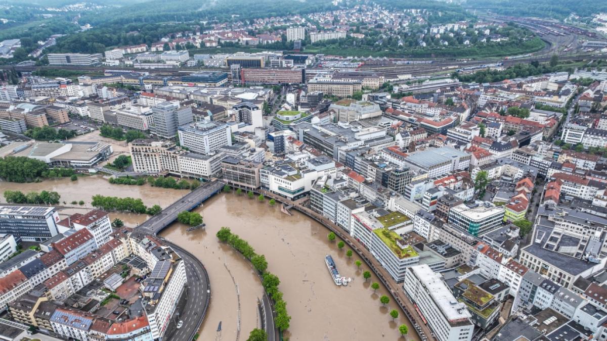 Die Stadtautobahn A620 in Saarbr&uuml;cken steht unter Wasser.&nbsp; (Foto)