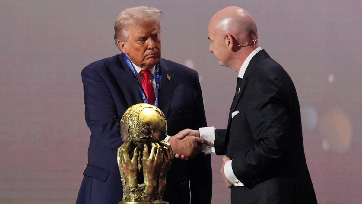 Bei der WM-Auslosung &uuml;berreichte FIFA-Pr&auml;sident Gianni Infantino Donald Trump einen neuen Friedenspreis. Fu&szlig;ballfans zeigten sich emp&ouml;rt. (Foto)