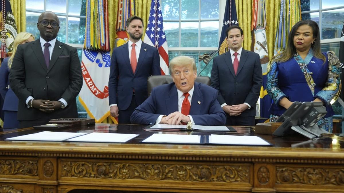 Bei einer seiner Presserunden im Oval Office lie&szlig; sich Donald Trump zu einer ebenso unpassenden wie schamlosen Flirt-Attacke hinrei&szlig;en. (Foto)