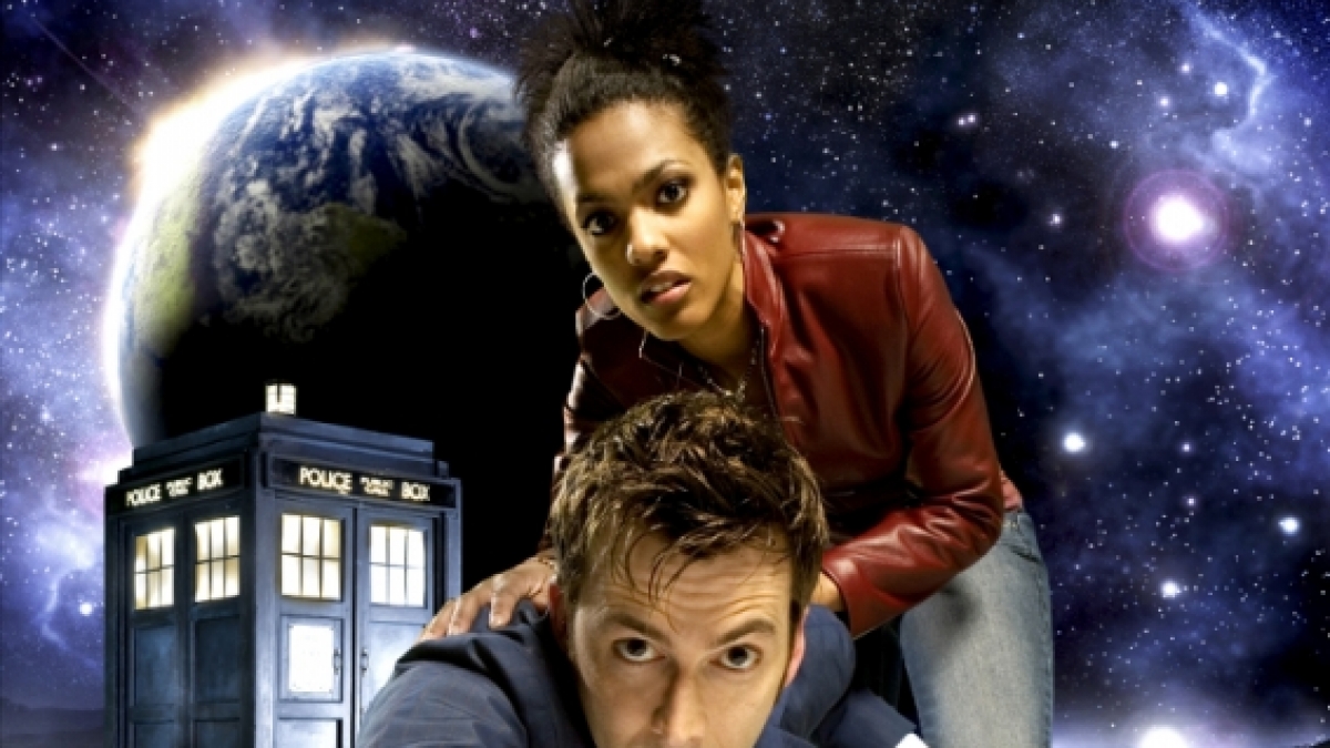 Der Doctor, hier in seiner zehnten Inkarnation - gespielt von David Tennant - mit seiner Begleiterin Martha Jones (Freema Agyeman) düst mit seiner Zeitmaschine, der Tardis, bereits seit 1963 durch das britische TV-Programm. (Foto)