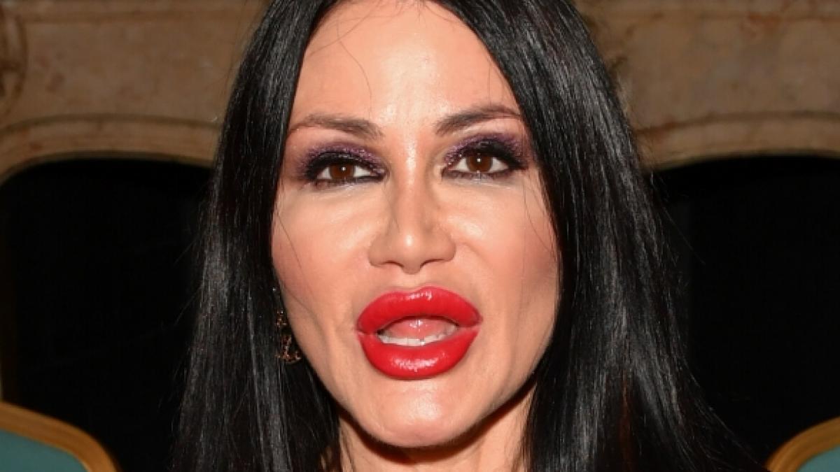 Ein bisher gewohnter Anblick: Djamila Rowe mit prallen, rot geschminkten Lippen. (Foto)