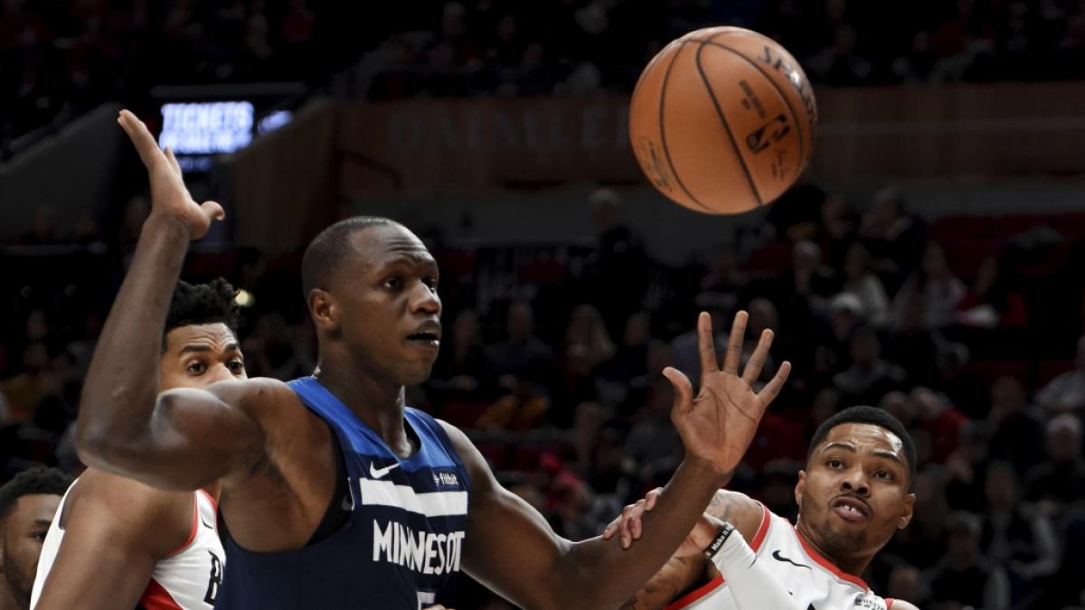 Gorgui Dieng (l) von den Minnesota Timberwolves will den Ball fangen, am 22.12.2019. (Symbolbild) (Foto)