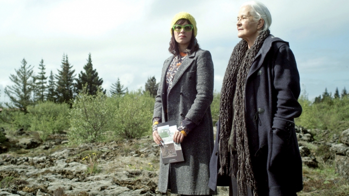 Solveig Karlsd&oacute;ttir (Franka Potente) begibt sich mit Margr&eacute;t (Hildegard Schmahl) in die Welt der Elfen. (Foto)