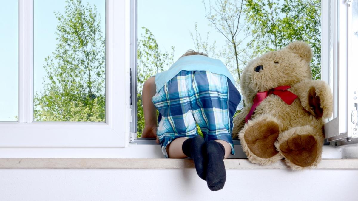 In Leeds ist ein Junge (1) aus einem offenen Fenster geklettert und etwa 18 Meter in die Tiefe gest&uuml;rzt. (Symbolfoto) (Foto)