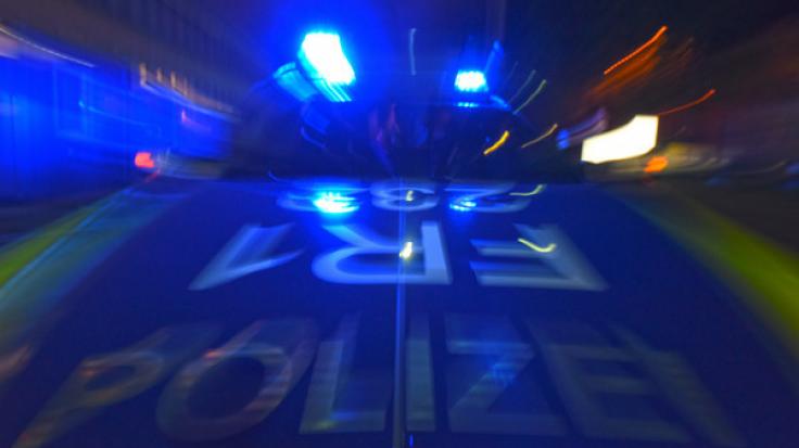 Trauriger Polizeieinsatz in Sachsen-Anhalt: In Magdeburg ist ein fünf Jahre alter Junge in einen Feuerlöschteich gefallen und ertrunken (Symbolbild).