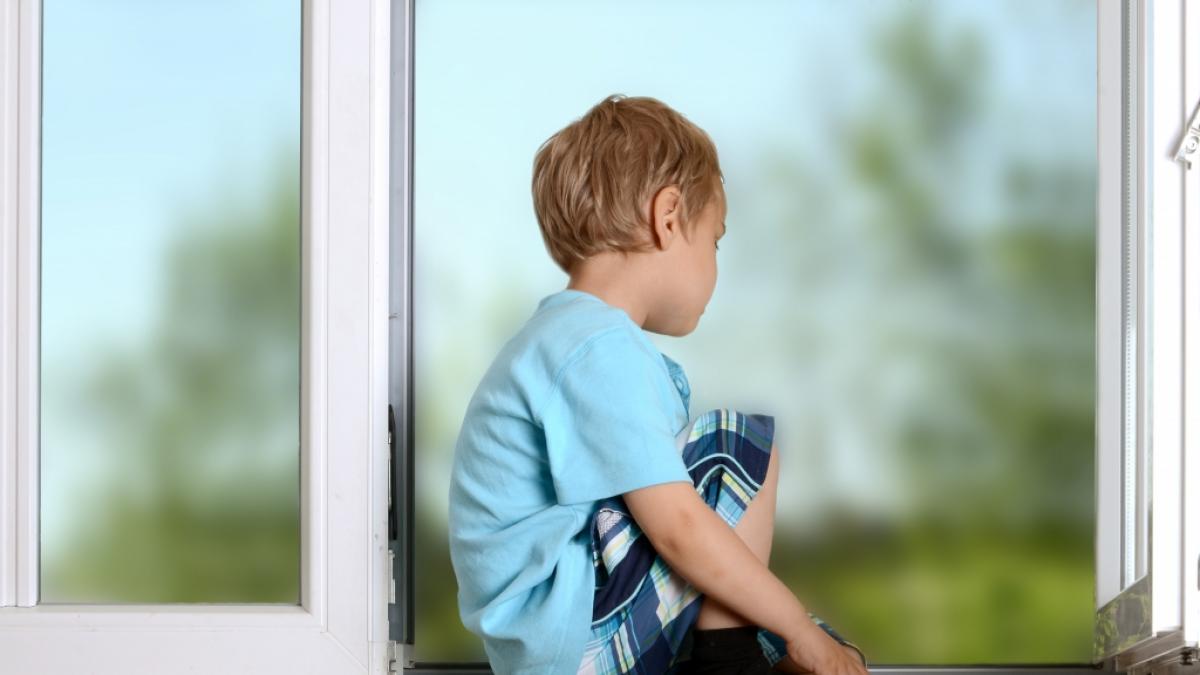 In Frankfurt am Main ist ein Junge aus dem Fenster in die Tiefe gest&uuml;rzt. (Symbolfoto) (Foto)