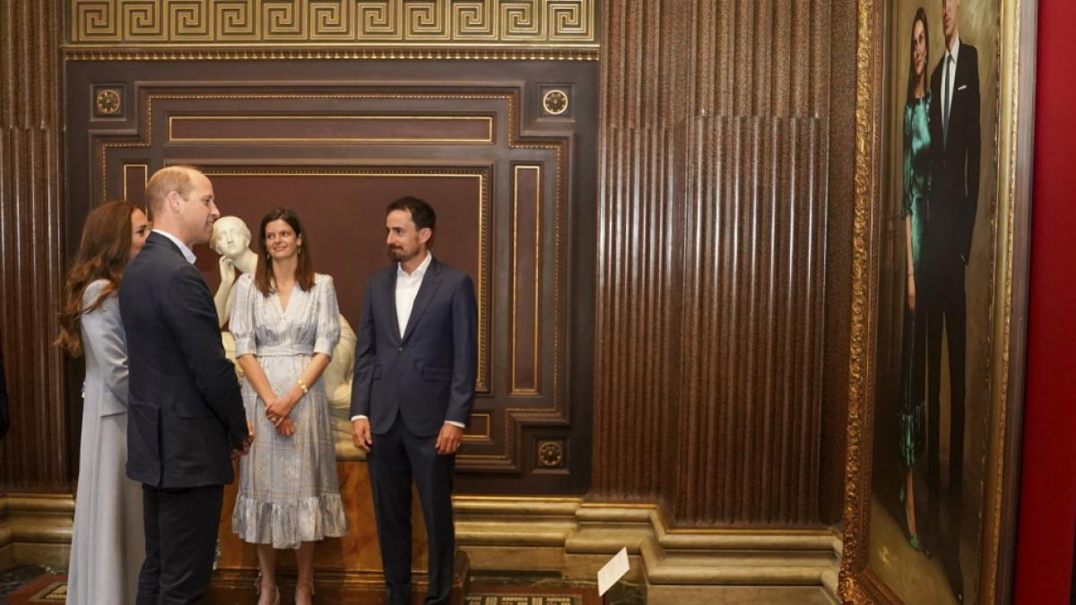 Herzogin Kate und Prinz William nehmen ihr von Portraitk&uuml;nstler Jamie Coreth (re.) gestaltetes P&auml;rchengem&auml;lde in Augenschein. (Foto)