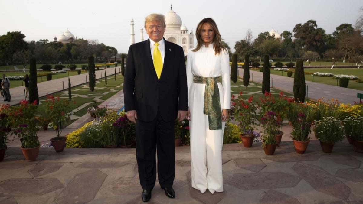 Donald Trump und seine Frau Melania Trump stehen f&uuml;r ein Foto vor dem Taj Mahal. US-Pr&auml;sident Trump ist zu einem zweit&auml;gigen Staatsbesuch in Indien eingetroffen. (Foto)