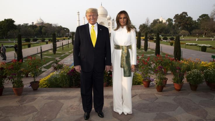 Donald Trump und seine Frau Melania Trump stehen für ein Foto vor dem Taj Mahal. US-Präsident Trump ist zu einem zweitägigen Staatsbesuch in Indien eingetroffen.