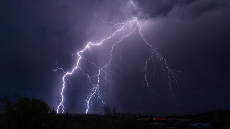 Der Deutsche Wetterdienst warnt vor Gewittern in der Nordhälfte Deutschlands.