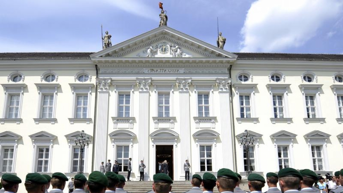 Repr&auml;sentatives H&auml;uschen mit eigenem Wachdienst? Wenn das Wachbataillon vor Schlo&szlig; Bellevue antritt, dient das nicht dem pers&ouml;nlichen Am&uuml;sement des Bundespr&auml;sidenten. (Foto)