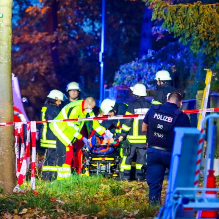 SUV brettert in Fußgänger-Familie - Oma (60) und Pkw-Fahrer tot
