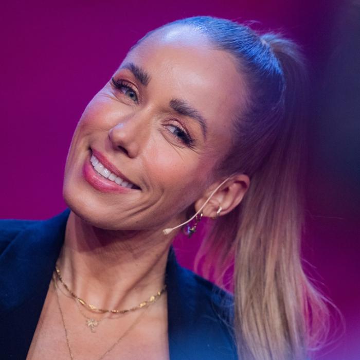 Im knappen Einteiler sorgt sie für imposante Aussichten