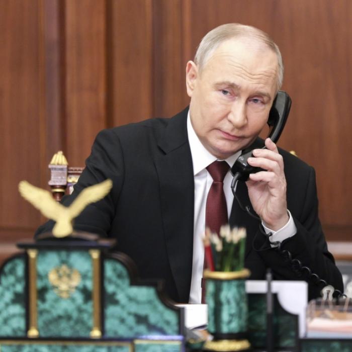 Frauengruppe stoppt Putin-Soldaten mit Abführmittel-Wodka
