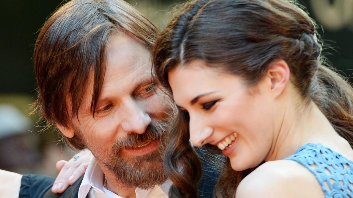 Viggo Mortensen und die britische Schauspielerin Daisy Bevan bei einer Filmpremiere. (Foto)