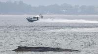 Der an der Ostseeküste vor Niendorf gestrandete Wal konnte sich trotz mehrfacher Versuche nicht befreien. Die Polizei hat das Gelände abgesperrt, um das Tier nicht zu beunruhigen. Rettung dauert an.