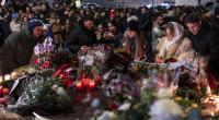 Mehrere hundert Trauernde versammeln sich, um Blumen niederzulegen und Kerzen anzuzünden, um der Opfer des Brandes in der Bar und Lounge 