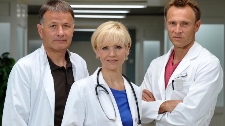 Die Schauspieler Thomas Rühmann (l-r), Andrea Kathrin Loewig und Bernhard Bettermann, bekannt aus der Erfolgsserie