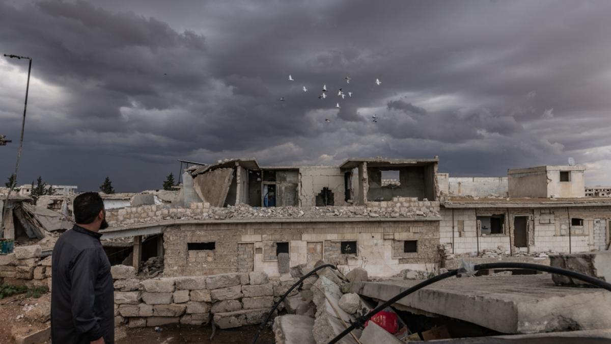 Yousef Al-Mohammed, 35 Jahre alt, Hobby Vogel Z&uuml;chter, steht auf dem Dach seines Hauses, das durch den Krieg in der Stadt Tadef in Aleppo besch&auml;digt wurde, am 13.05.2024 (Symbolbild) (Foto)