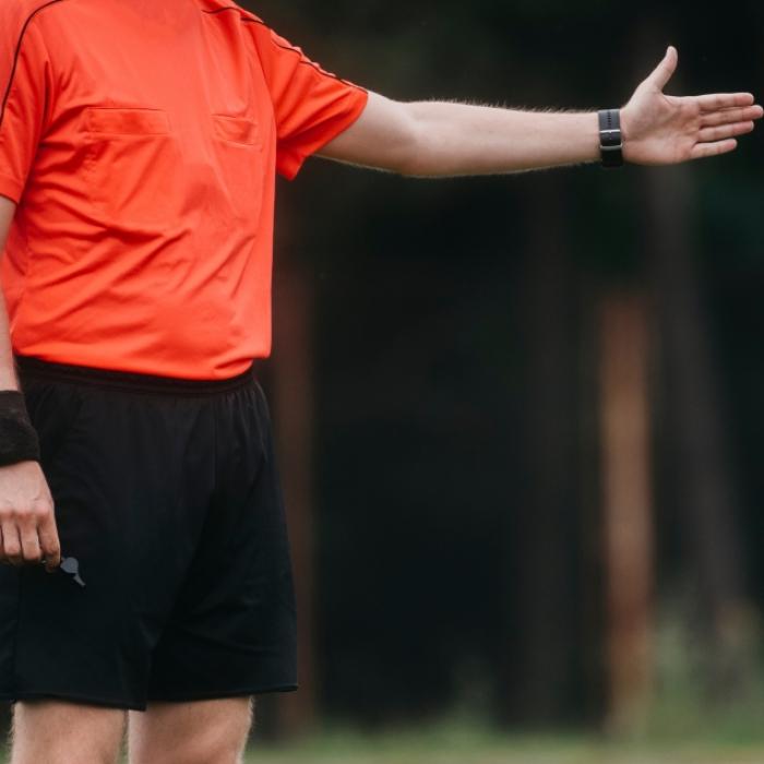Hirnblutung nach Fußballspiel! Schiedsrichter wird von Ball getroffen und stirbt