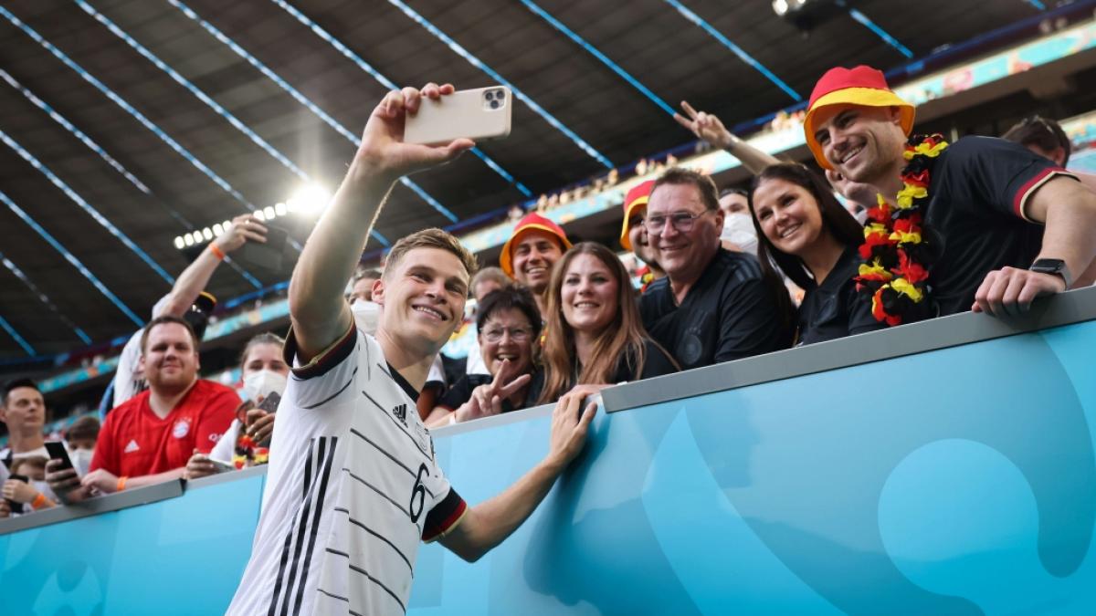 Wo wird Joshua Kimmichs Frau Lina Meyer (2.v.r.) bei der Fu&szlig;ball-WM 2022 in Katar unterkommen? (Foto)