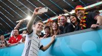 Wo wird Joshua Kimmichs Frau Lina Meyer (2.v.r.) bei der Fußball-WM 2022 in Katar unterkommen?