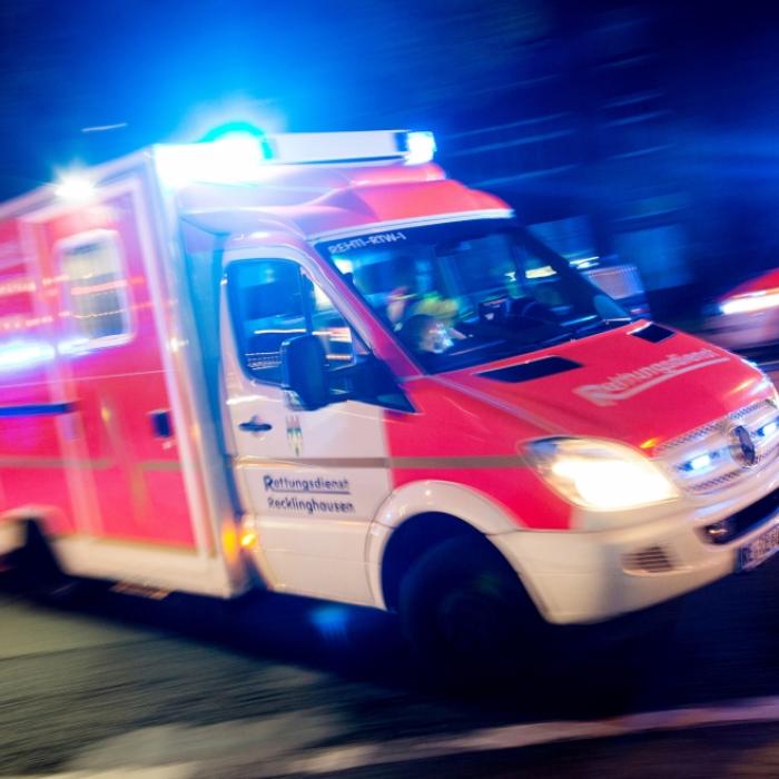 Dauereinsätze wegen Sturmböen - Mann (63) in Cabrio von Baum erschlagen