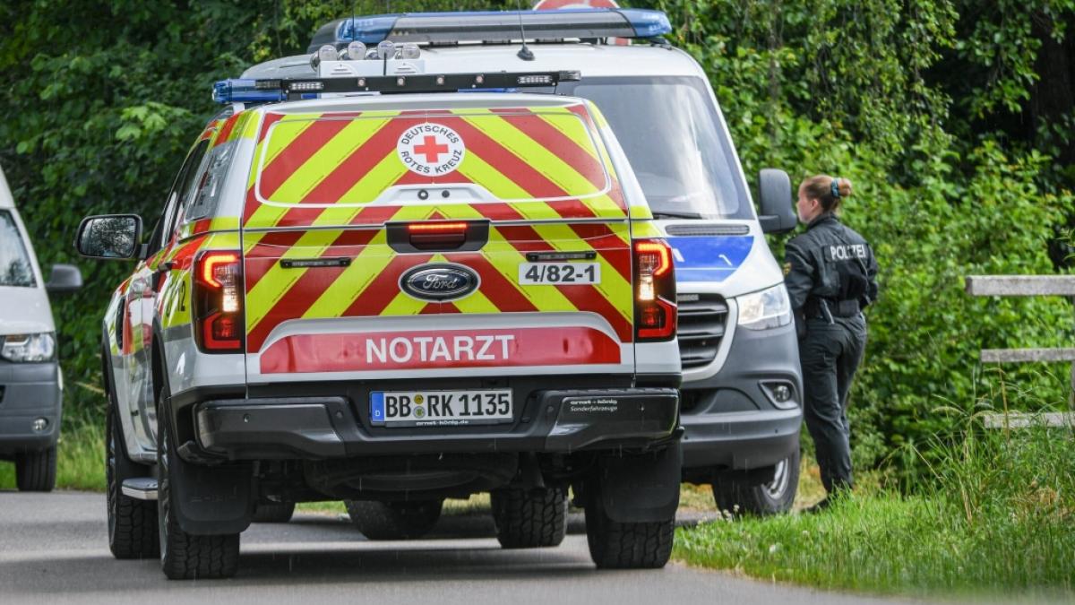 Einsatzkr&auml;fte von Rettungsdienst und Polizei sind in Renningen (Baden-W&uuml;rttemberg) bei der Suche nach einem vermissten Kleinkind im Einsatz. (Foto)