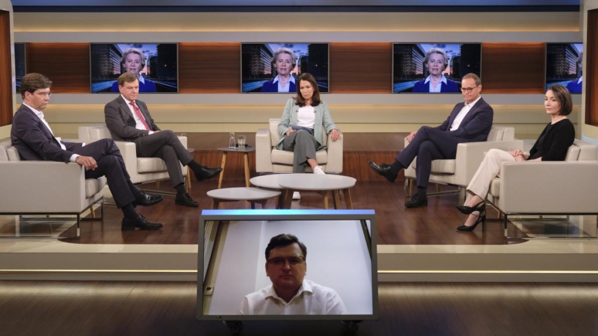 Anne Will diskutierte am Sonntagabend mit ihren Studiog&auml;sten und dem zugeschalteten ukrainischen Au&szlig;enminister Dmytro Kuleba (vorn). (Foto)