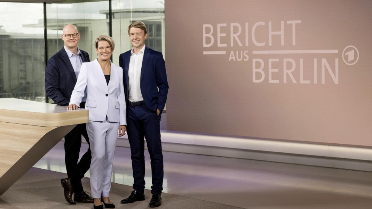 Matthias Dei&szlig;, Anna Engelke und Markus Prei&szlig; (v.l.n.r.) moderieren im Wechsel die ARD-Sommerinterviews von "Bericht aus Berlin". (Foto)