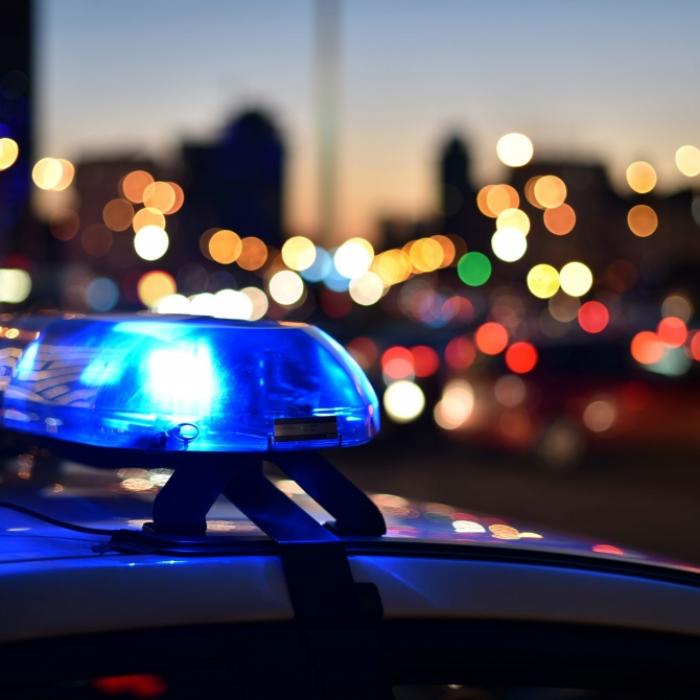 Auto rast in Menschengruppe: 6 Fahrzeug-Insassen verprügeln Fußgänger