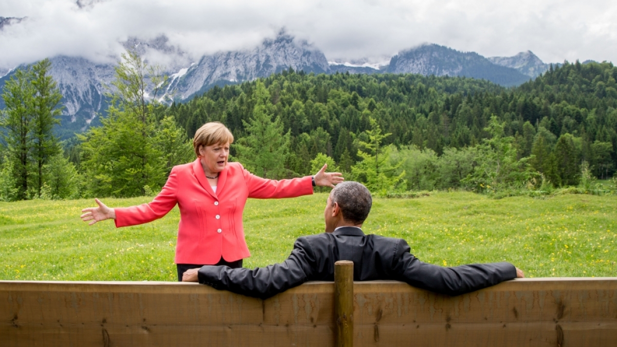 Das Bild vom G7-Gipfel 2015 im bayerischen Elmau mit Barack Obama und Angela Merkel ging um die Welt. Das Netz lief heiß und spekulierte, was Merkel wohl gesagt haben könnte. Vielleicht: "Ich bin noch sooo lange Kanzlerin"? (Foto)
