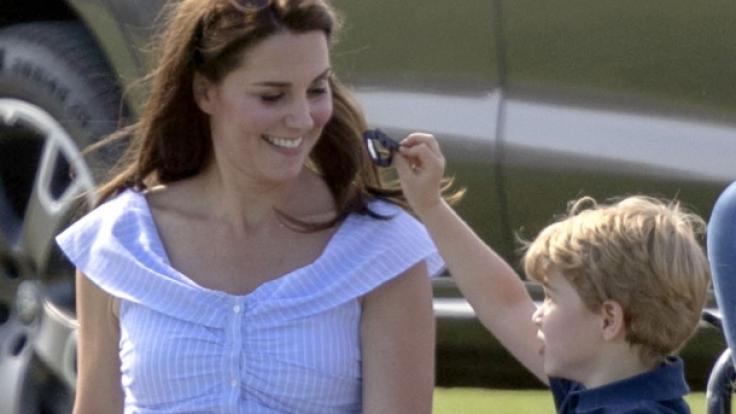Kate Middleton, hier mit ihrem Ältesten Prinz George, geht in ihrer Mutterrolle voll auf - doch die Herzogin hat auch Geheimnisse vor ihren Kindern, wie jetzt bekannt wurde.