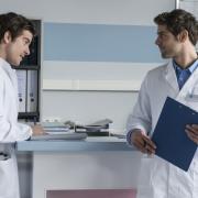 Klinik-Alltag: Ben Ahlbeck und Dr. Niklas Ahrend.