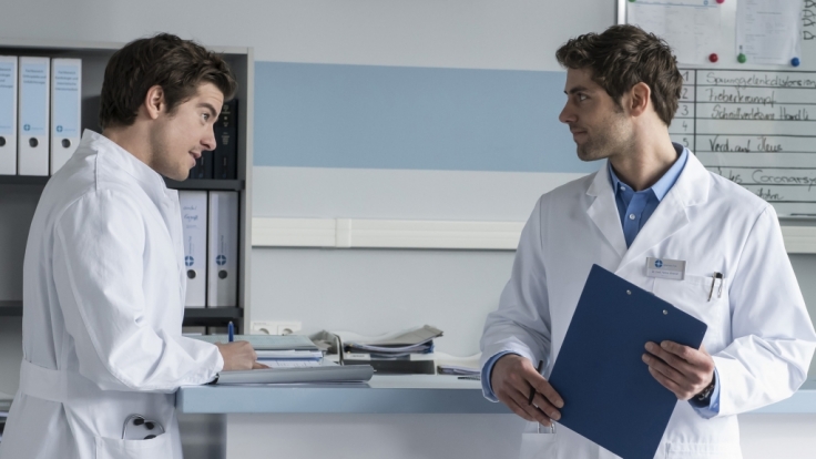 Klinik-Alltag: Ben Ahlbeck und Dr. Niklas Ahrend.