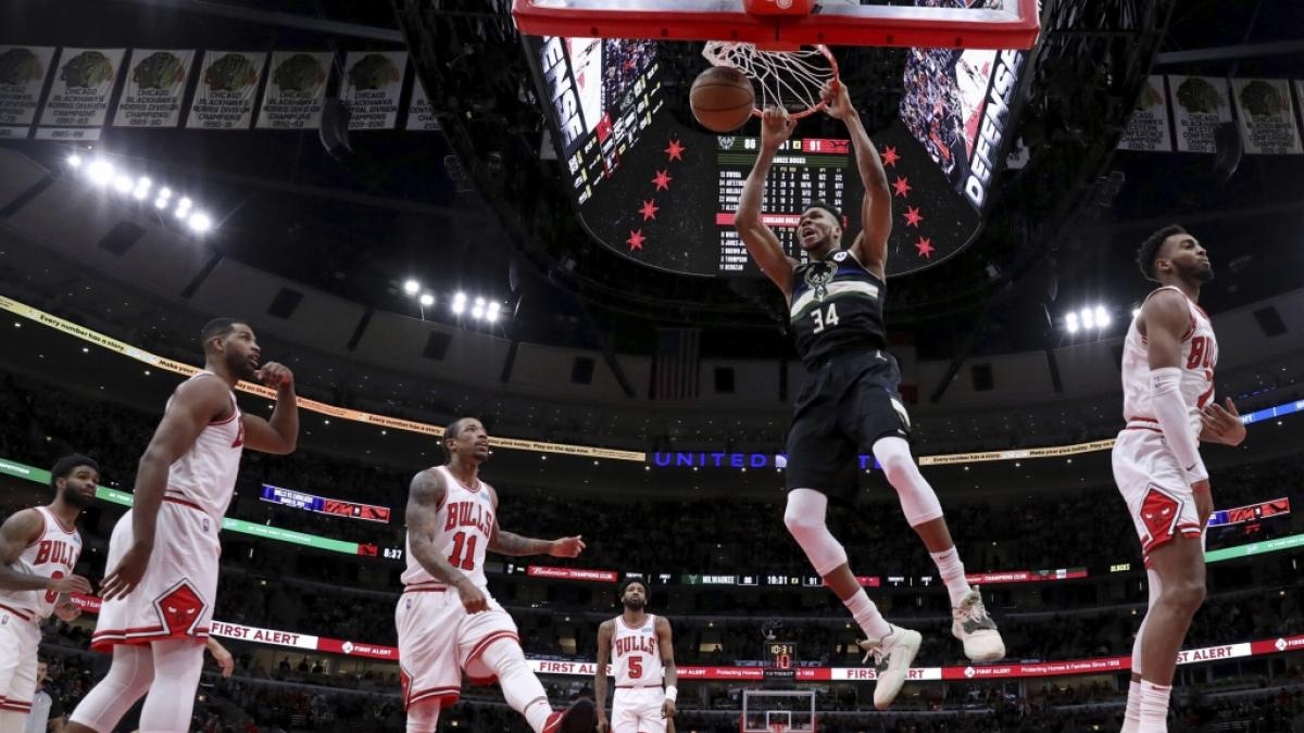 Giannis Antetokounmpo von den Milwaukee Bucks h&auml;ngt am Korb, am 04.03.2022. (Symbolbild) (Foto)