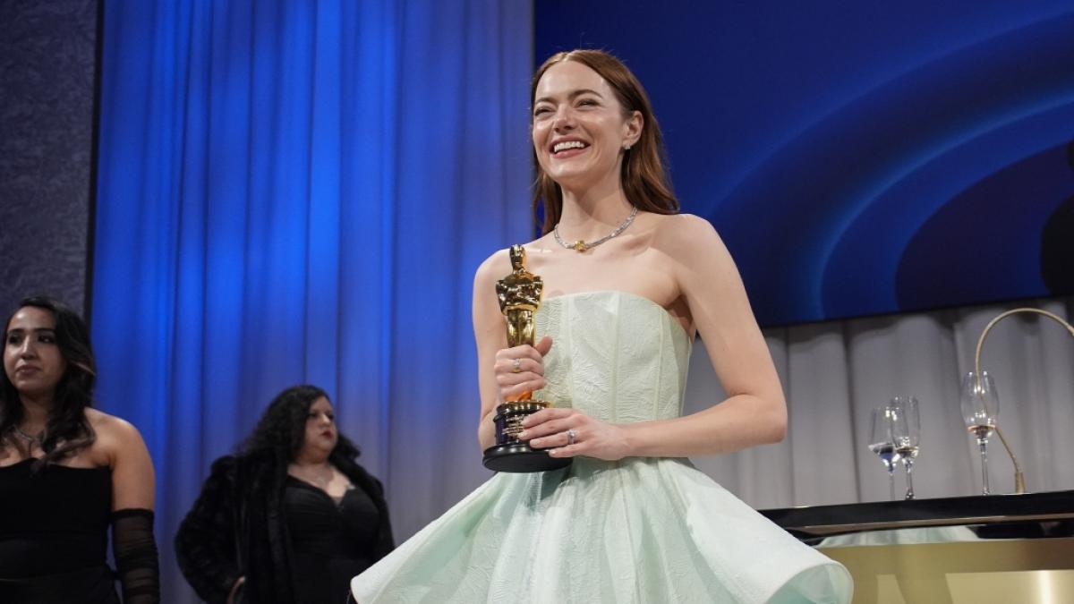 Emma Stone freut sich &uuml;ber ihren Preis f&uuml;r ihre Hauptrolle in dem Film "Poor Things". (Foto)