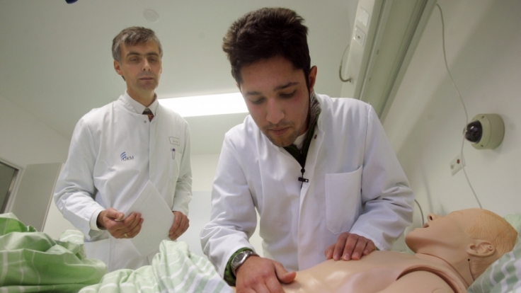 Ein Medizinstudent trainiert am Patientensimulator. Geht es nach dem Bedarf, müssten mehr junge Menschen als Ärzte ausgebildet werden.