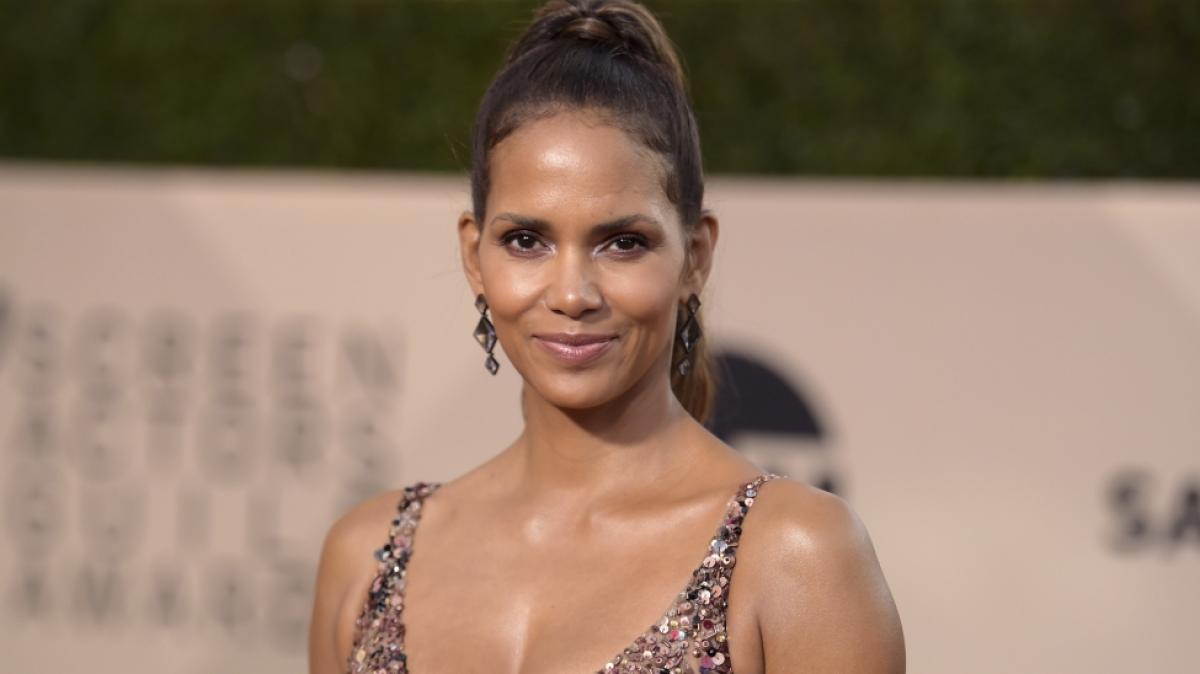 Auf Instagram zeigte sich Halle Berry im Bikini am Strand - und weckte Bond-Girl-Erinnerungen. (Foto)