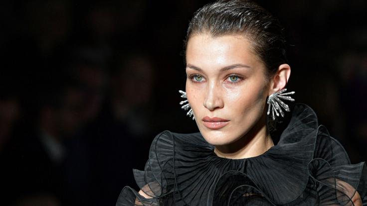 Bella Hadid verbeugt sich vor Andreas Kronthaler und Vivienne Westwood.