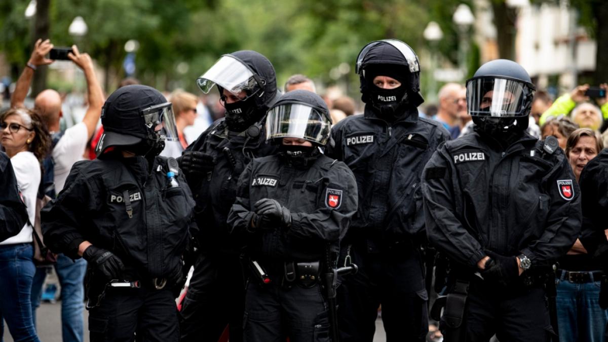 Die Polizei steht auf einer Demo gegen die Corona-Ma&szlig;nahmen trotz Demonstrationsverbot. Mehrere Demonstrationen der in Berlin bleiben am Sonntag verboten, darunter eine Kundgebung der Stuttgarter "Querdenken"-Initiative. (Foto)