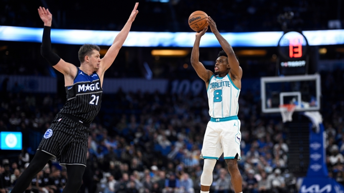 Collin Sexton von den Charlotte Hornets wirft den Ball gegen Moritz Wagner von den Orlando Magic, vom 22.01.2026. (Symbolbild) (Foto)