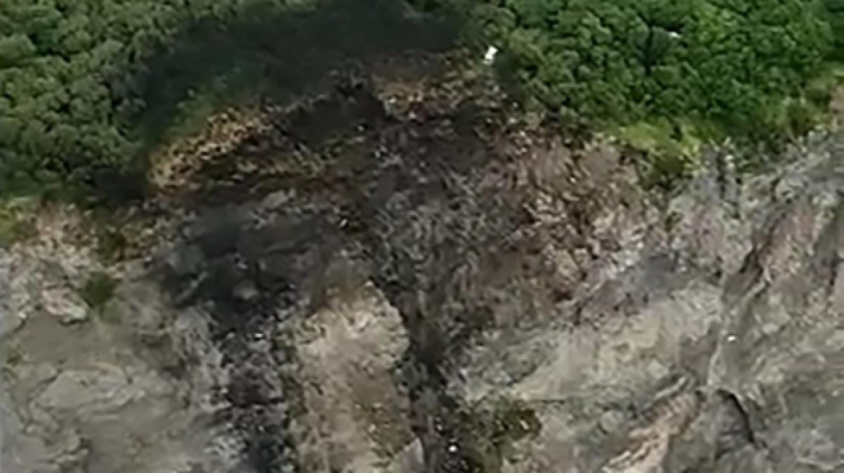 Das Standbild eines Videos zeigt die Absturzstelle einer Antonov An-26 an einem Felshang an der K&uuml;ste der Vulkaninsel Kamtschatka. (Foto)