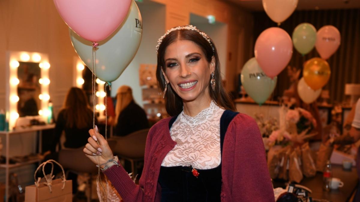 Cathy Hummels macht das Oktoberfest 2022 mit einem H&auml;hnchen auf dem Kopf unsicher. (Foto)